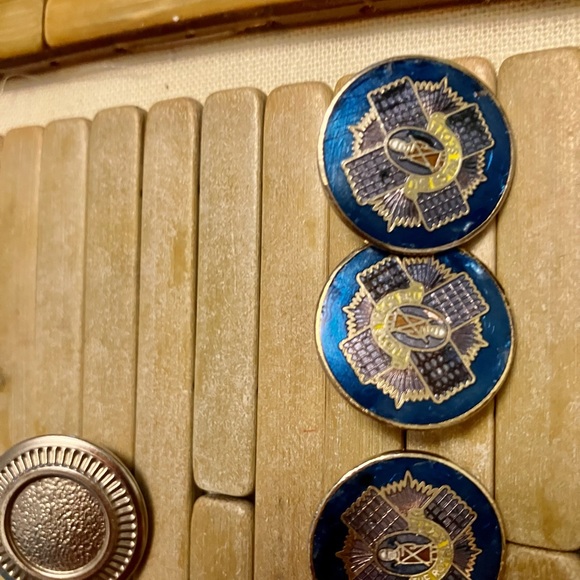 VINTAGE BUTTONS UNIQUE SETS & SINGLES METALLIC ENAMELED INSIGNIA MILITARY - Picture 4 of 10